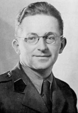 Marian builds the Enigma machine