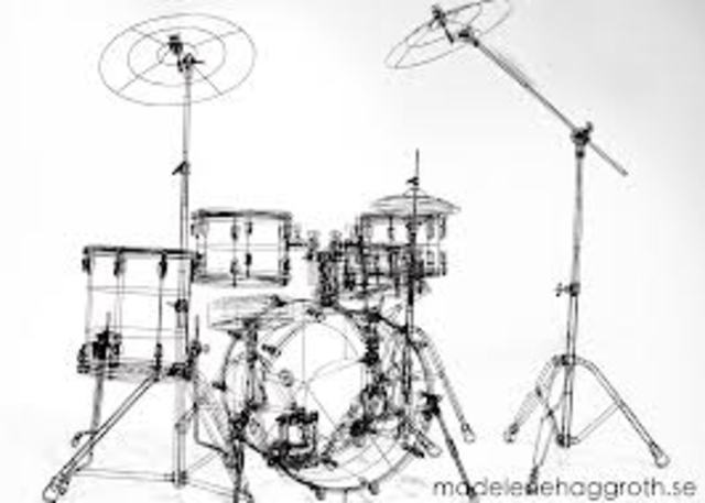 Filip spelar trummor