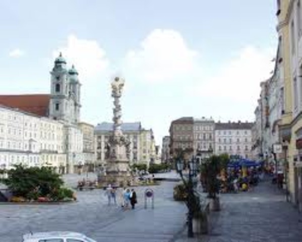 Hitler's family moves to Linz