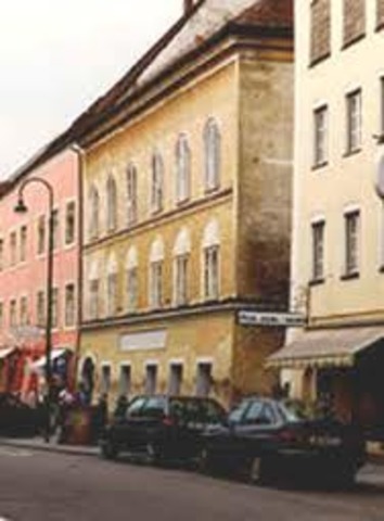 Hitler moves to vienna