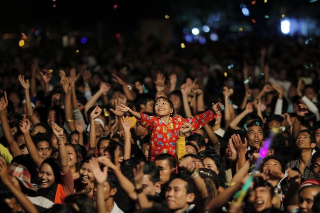 Facebook Opens to Public and Launches Newsfeed