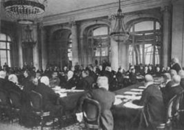 Se firma el Pacto de Varsovia, por el cual los países comunistas de Europa, encabezados por la URSS, forman un frente común contra el mundo capitalista occidental