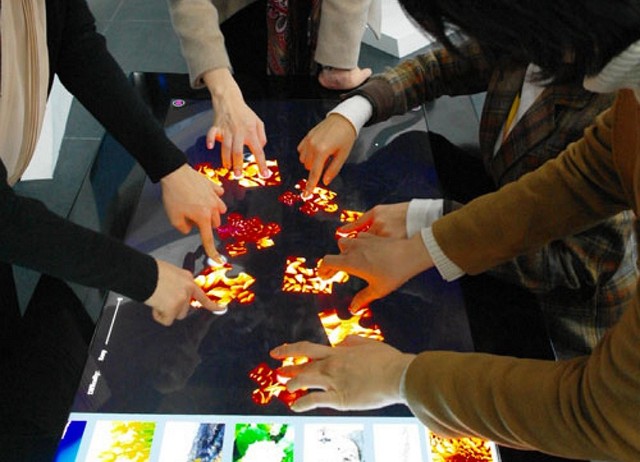 paneles multitáctiles Samsung de 40 pulgadas y 50 puntos de presión