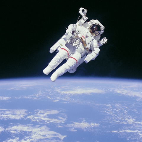 First untethered spacewalk