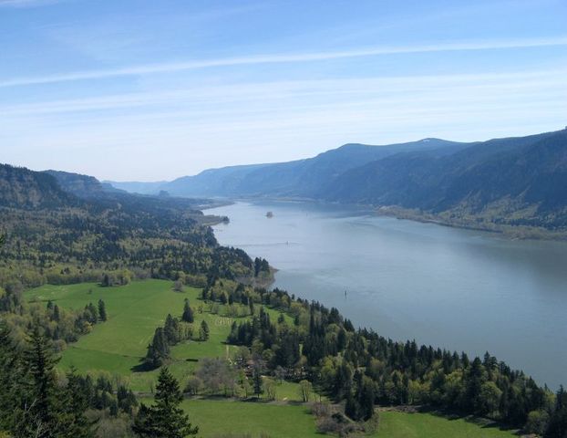 The Expediton enters the Columbia River.