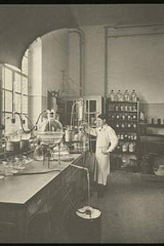 A pharmaceutical company in the USA poissened more than a hundred people.