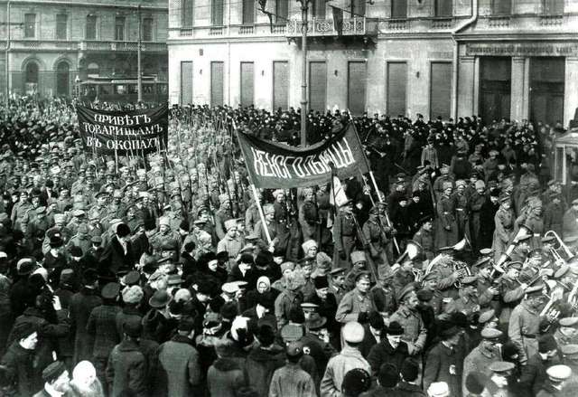 Демонстранты двинулись к центру!
