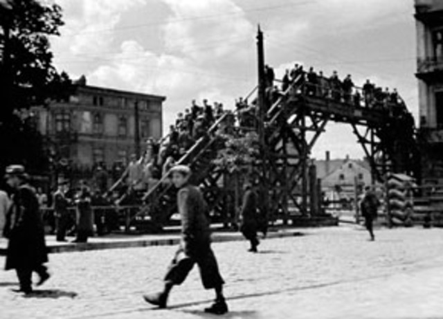 Five thousand Gypsies are deported from labor and internment camps in Austria to the Lódz ghetto in Poland.