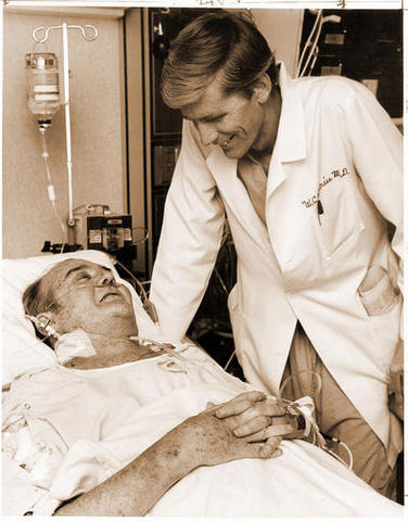 Dr. Barney Clark recibe el primer corazón artificial