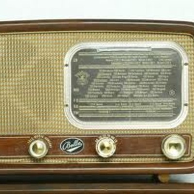 Timeline: Tv og radios ændrede rolle og betydning i dagens medielandskab