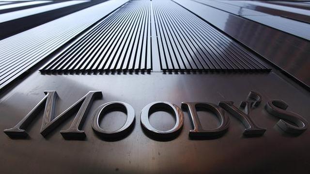 Moody 's rebaixa la qualificació de 16 caixes i bancs espanyols.