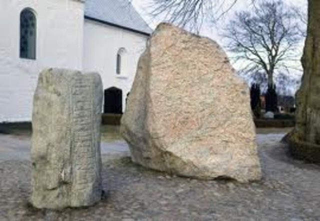 Første hjemlige kilde: Jellingestenene.