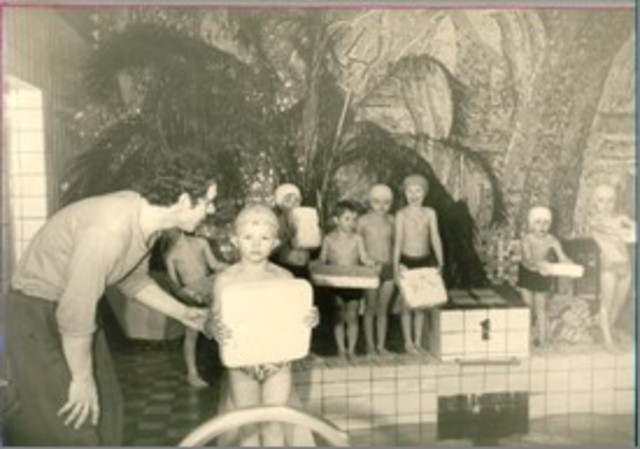 Обучение плаванию воспитанников детского сада в бассейне "Дельфин"