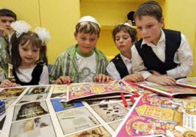 The German government closes all Jewish schools.