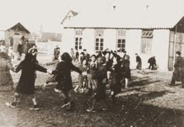 A special internment camp for non-Jewish Polish youth is opened in Lódz.