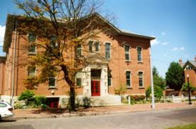 The German government closes all Jewish schools.