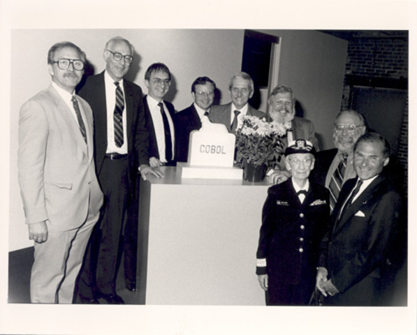 началась работа по созданию еще более совершенного, аппаратно-независимого языка для коммерческих приложений COBOL