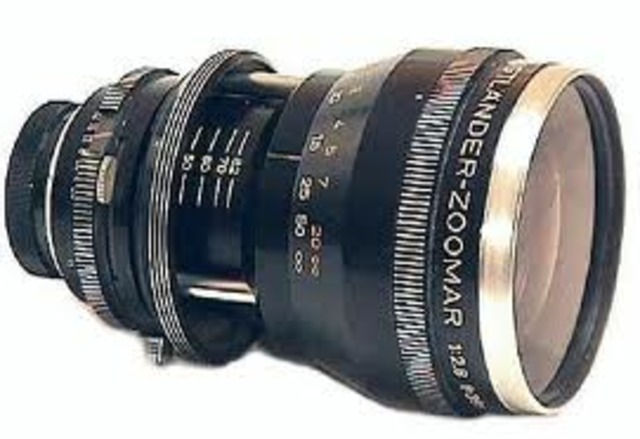 The first zoom lens