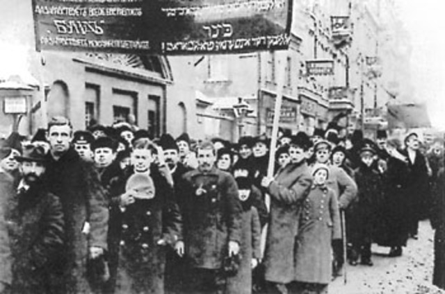 Romania passes law condemning adult Jews to forced labor.