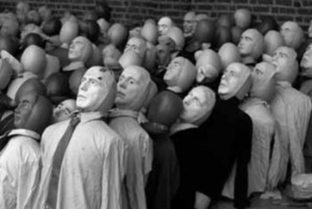 Sometidos a prejuicios, tabúes y dogmas de fé incuestionables, con valores morales rígidos.