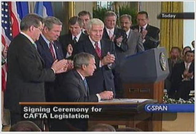 Bush signs Central American Free Trade Agreement