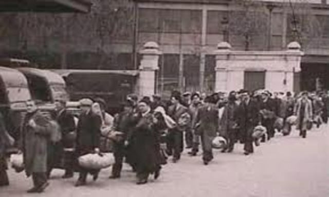 Five thousand Austrian Gypsies from the Lódz ghetto are deported to the killing center at Chelmno where they are all killed in mobile gas vans.