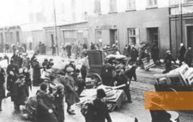 Gypsies deported to Lódz ghetto.