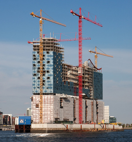 Hochtief stellt Bauarbeiten ein.