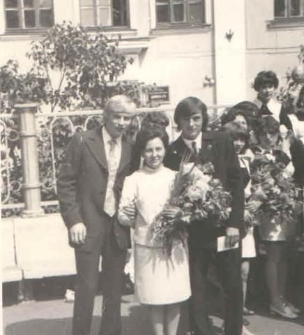 Осипова Евгения Антоновна в окружении своих учеников