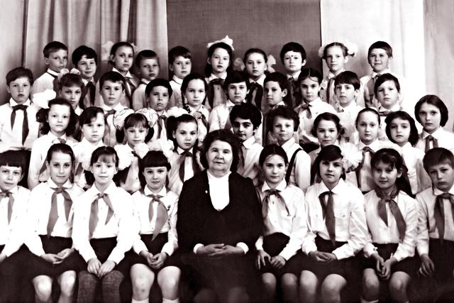 Жданова Антонина Александровна со своими учениками