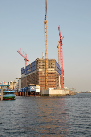 Richtfest – Demonstranten skandieren: "Schandmal für die Reichen"