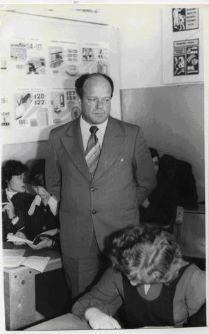 Арон Израилович ведет урок истории.