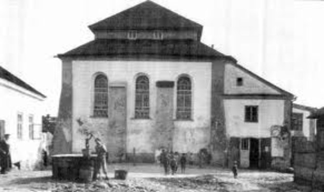 The German government closes all Jewish schools.