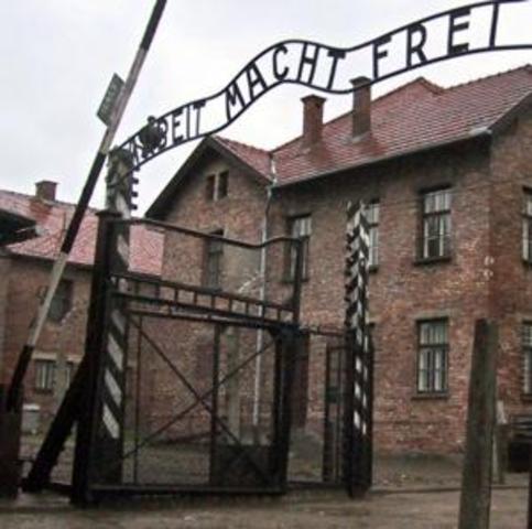 A special internment camp for non-Jewish Polish youth is opened in Lódz.