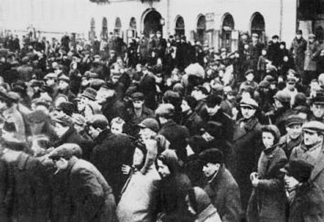 Jewish fighting organizations establish in the Warsaw ghetto.