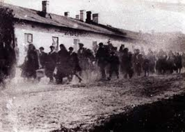 The inmates at Treblinka rebel.