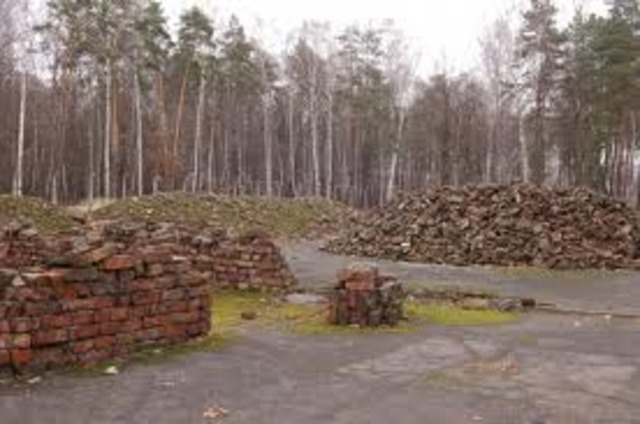 The prisoners at Auschwitz-Birkenau rebel and blow up one crematorium.