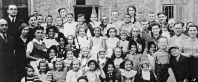 A special internment camp for non-jewish Polish youth is opened in Lódz.