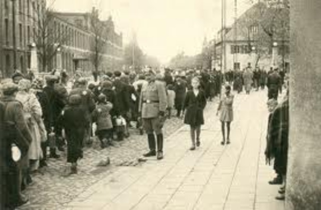 Five thousand Gypsies are deported from labor and internment camps in Austria to the Lódz ghetto in Poland.