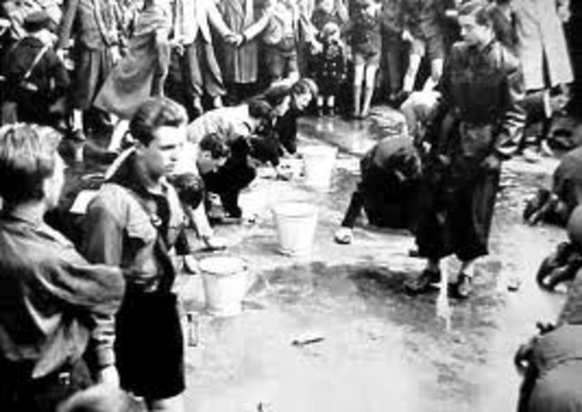 The German government closes all Jewish schools.