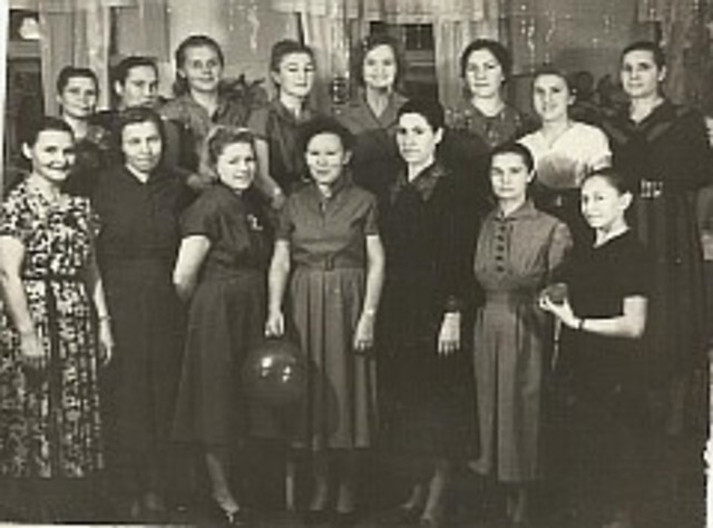 Первый коллектив детских яслей № 4 руководитель Горяйнова М.С.