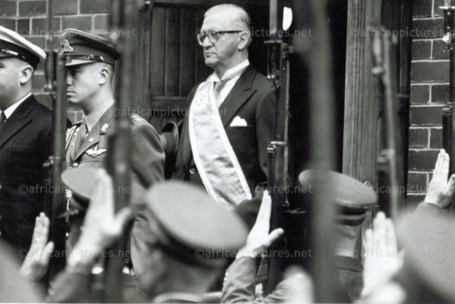 Saliendo la mancomunidad Británica