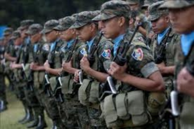 Muchos bases militares cerró y se retiraron diez mil soldados.