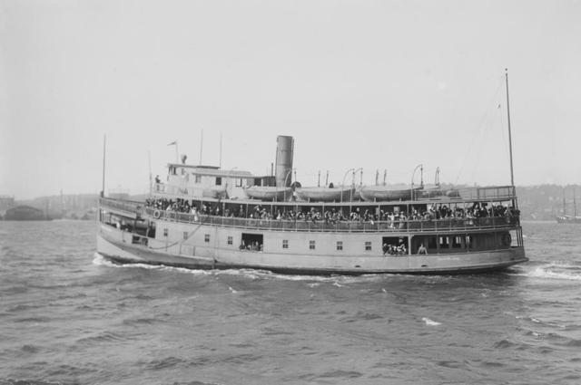 Sie sind an den Schiff gegangen.