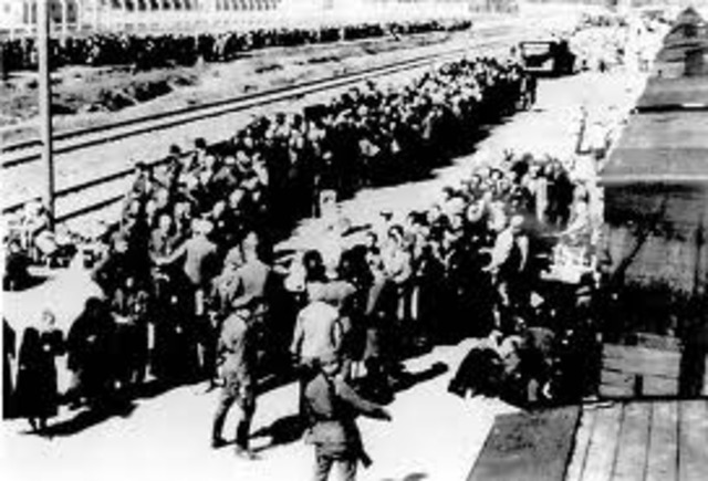 The Soviet Army liberates the Majdanek death camp.