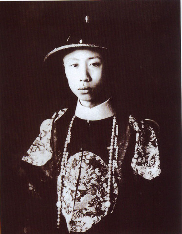 Chinese Nationalists oust the last Qing emperor, Puyi