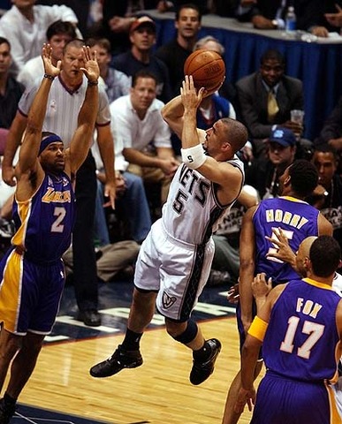 Los angeles lakers beat the new jersey nets 4-0 in the nba finals mvp Shaquille o'neal