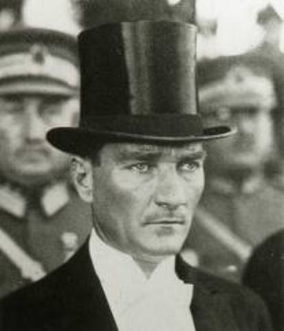 Mustafa Kemal transforms Turkey into Republic