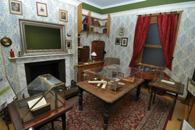 Darwin se muda a Londres.