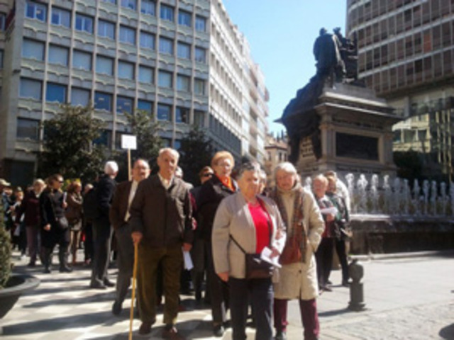 Mayores del bajo Albaicín se echan a la calle